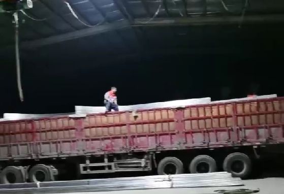 天黑了，發(fā)貨裝車依然加班進(jìn)行中，服務(wù)好更多的客戶